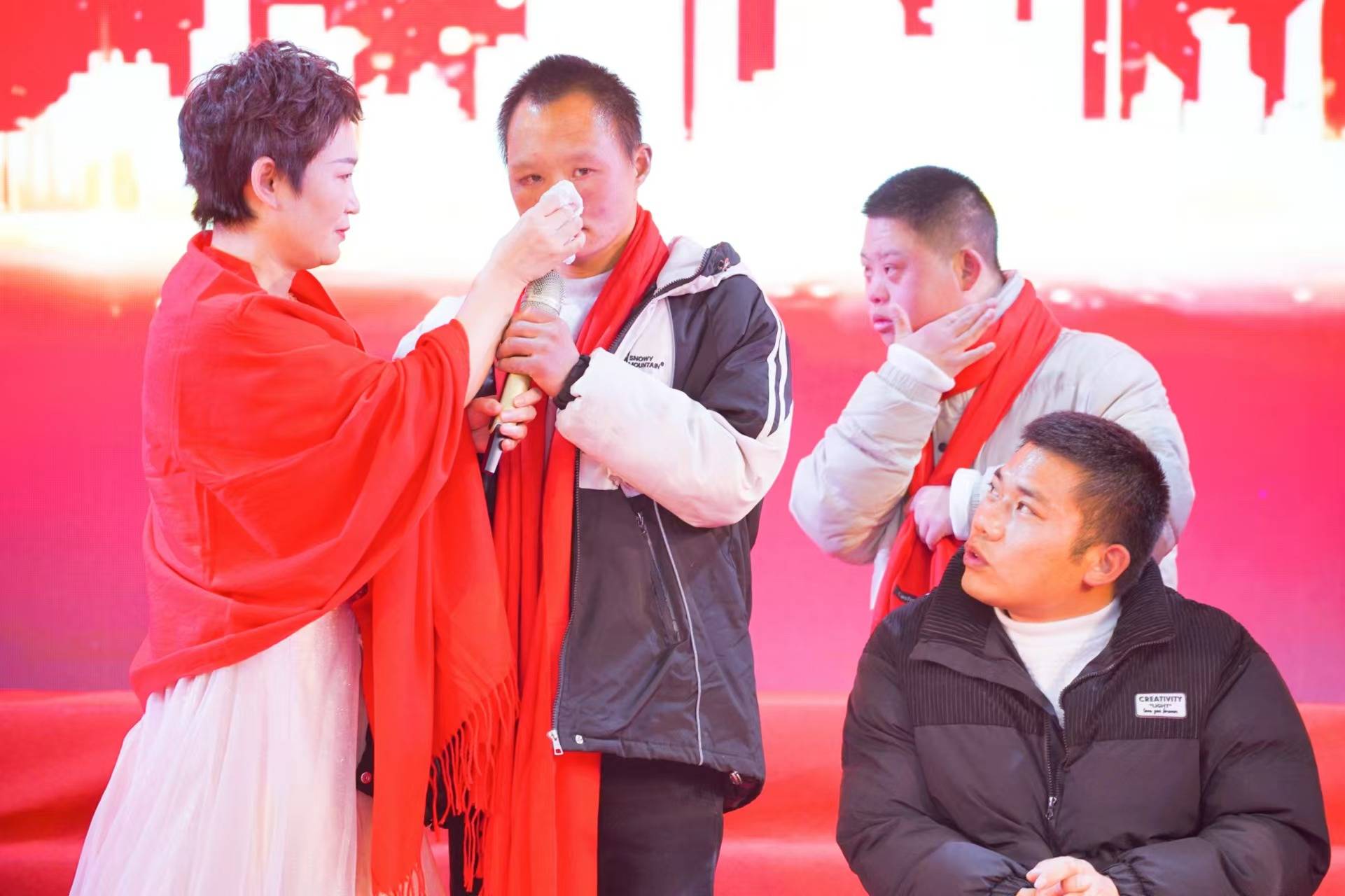 知名球队球员受邀参加慈善活动，积极为社会贡献力量的简单介绍
