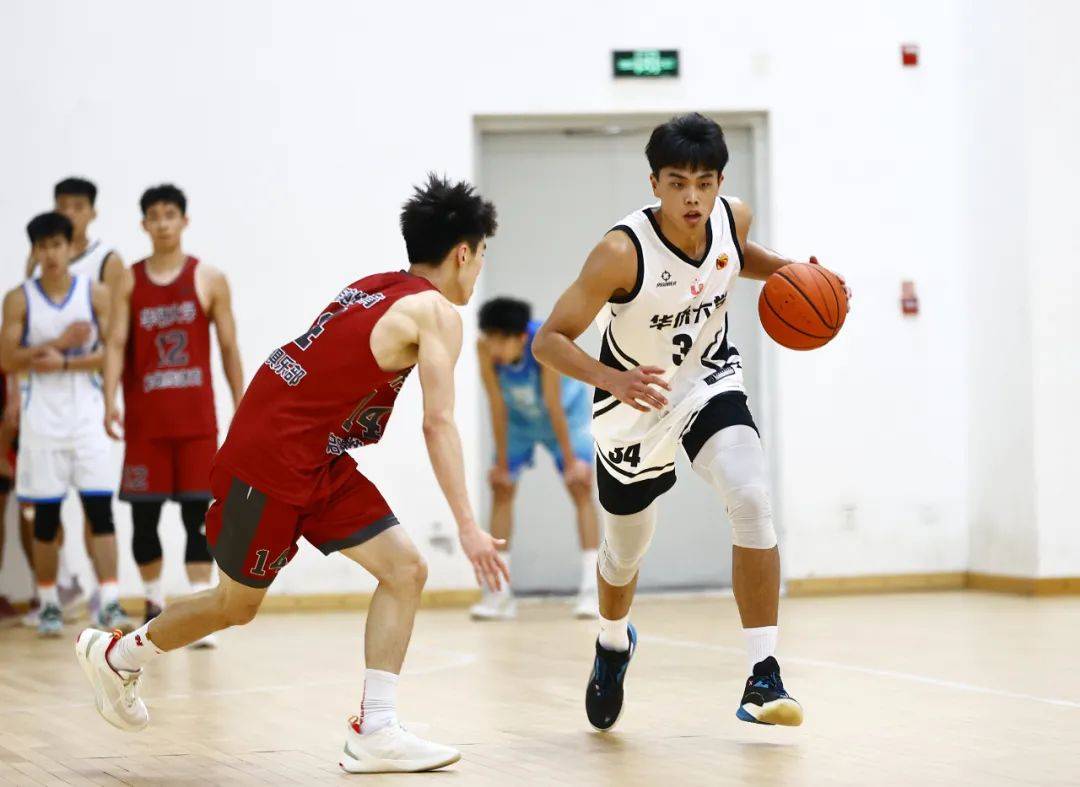 包含CUBAL的布鲁克斯教练！周鲁男暂停喊话球员：就算输也要抬起头的词条
