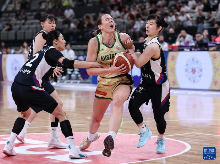 女篮亚洲杯决赛：澳大利亚半场54-43领先日本，田中心19分的简单介绍