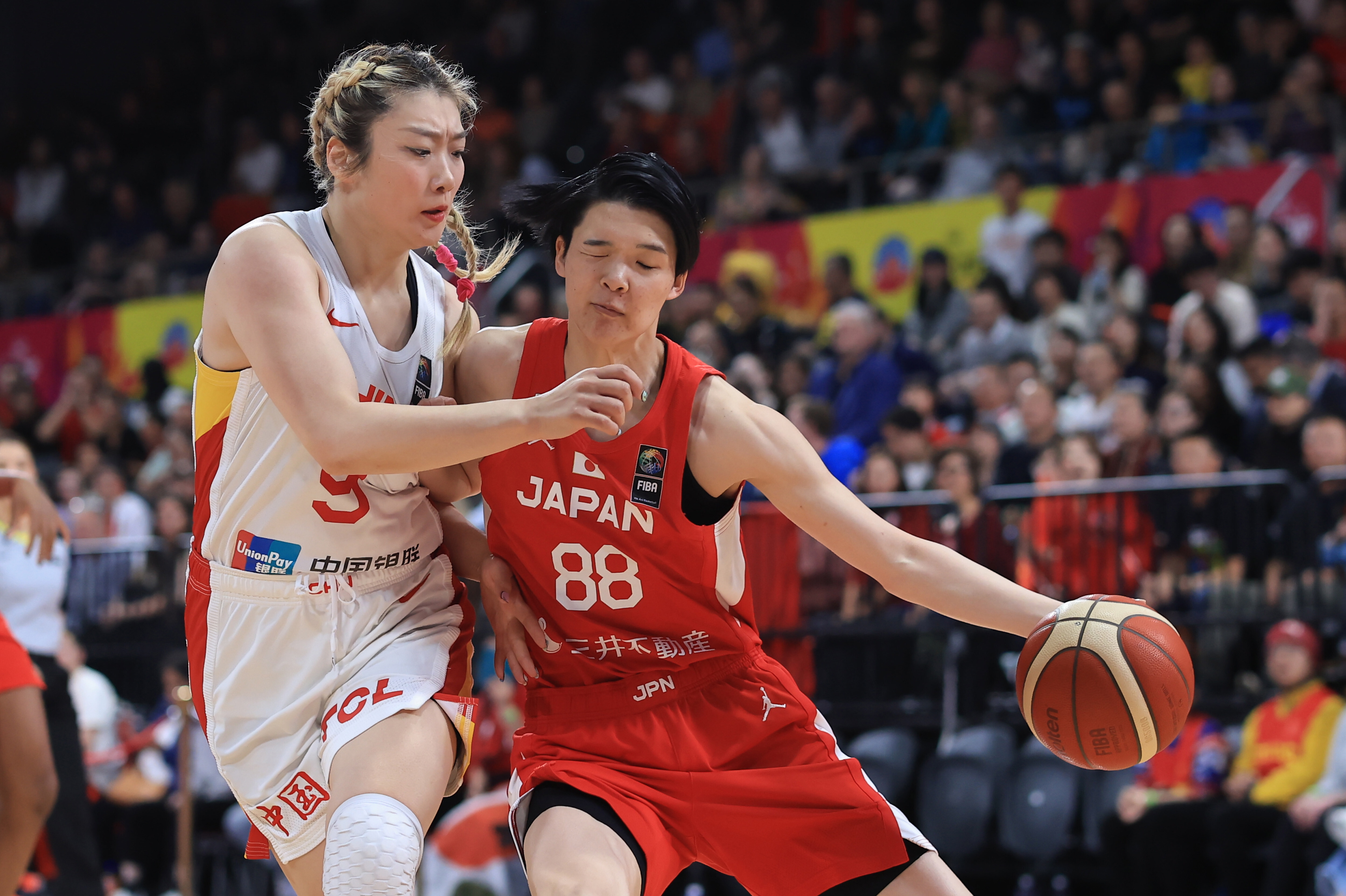 女篮亚洲杯决赛：澳大利亚半场54-43领先日本，田中心19分的简单介绍
